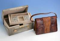 Damenhandtasche, braun, aus Krokodilleder von RÜcken- und Seitenpartien, Inneneinrich- tung aus braunem Glattleder: 3 große und 2 kleine ...