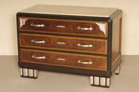 ArtDeco-Kommode, Frankreich, um 1920, Eiche massiv/kaukasischer Nußbaum gespiegelt furniert, teilweise schwarz abgesetzt sowie partiell ...
