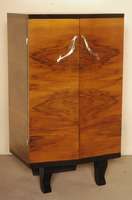ArtDeco-Barschrank, Paris, um 1930, Nußbaum in gespiegeltem Bild furniert, zum Teil schwarz abgesetzt, zweitÜrig mit ChrombeschlÄgen, Boden und ...