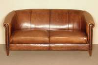 Sofa, deutsch, um 1950, mit Schafsleder bezogen, auf konischen FÜßen, Armlehnen mit bronzefarbener Nagelverzierung, Leder in gutem Zustand, ...