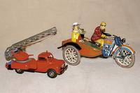 Blechspielzeug, Spanien, um 1990, gemarkt, nach Vorbild von 1934/36, bunt lithigraphiert, Motorrad mit Beiwagen, Fahrer und Sozius, dieser spielt ...