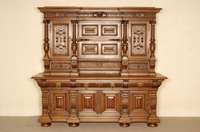 Aufsatzbuffet, Österreich/Wien, um 1880, Eiche massiv, z.T. furniert, auf gedrÜckten KugelfÜßen, geschnitzte und aufgesetzte Lisenen aus dem ...