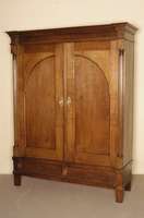 Kleiderschrank, deutsch, um 1830, Biedermeier, Eiche massiv, im Sockel 2 Schubladen, seitlich kannelierte HalbsÄulen, zerlegbar, Kopfleiste ...