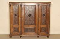 Mehrzweckschrank, deutsch, um 1880, GrÜnderzeit, Korpus Weichholz, Nußbaumfurnier, 3-tÜrig mit geschnitzten FÜllungen und LÖwenkÖpfen, ...