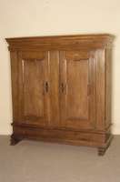 Schrank, deutsch/wohl Westfalen, um 1780, Eiche massiv, Fußleiste und Kufen wohl spÄter, 2 TÜren, FÜllungen mit Leistenverzierungen, in der ...