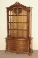 Vitrine, Italien, um 1960, Barockstil, Korpus Buche, Nußbaum- bzw. Wurzelnußfurnier, auf TatzenfÜßen, Fußleiste beschnitzt, 3 gebogene ...