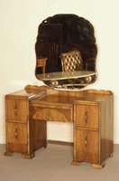 Frisierkommode, um 1925, ArtDeco-Stil, Korpus Weichholz, Nußbaumfurnier, nicht frei stellbar, Gebrauchsspuren, FÜße beschÄdigt, ca. 151x113x45 ...