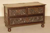 Kommode, Asien, um 1840/50, Teakholz massiv, 3-schÜbig, auf KugelfÜßen, Front mit Schnitzereien Obstdekor vorstellend, Platte mit ausgesÄgten ...