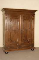 Schrank, deutsch/wohl Westfalen, um 1780, Eiche massiv, auf KugelfÜßen, Fußleiste mehrfach getreppt, 2 TÜren, FÜllungen mit ...