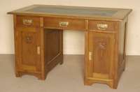 Jugendstilschreibtisch, um 1910, Eiche massiv, z.T. furniert, 2-tÜrig, Unterbau mit darÜberliegenden 3 SchubkÄsten, dezent geschnitzte ...