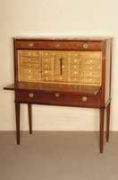 Empire-Schreibschrank, um 1810, Mahaognifurnier, mit Fadenintarsien, auf langen Spitzbeinen stehend, gerader Korpus mit 2 Schubladen und ...
