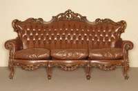 Barockstilsofa, Italien, um 1960, geschwungene Beine und RÜckenlehne mit reichlich Schnitzereien, Lederbezug genoppt und geheftet, lose Kissen, ...
