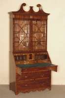 AufsatzsekretÄr, England, um 1820, mit Glasaufsatz, Mahagoni massiv, z.T. furniert, auf ausgebogter Zarge, gerader Korpus mit 3 Schubladen, ...