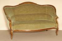 Sofa, mitteldeutsch, um 1835/40, Rahmen Nußbaum massiv, doppelt gerieft, geschwungen, Schweifung in Veluten auslaufend, neuere Vollpolsterung, ...
