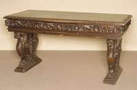 Ablegeschreibtisch, wohl Italien, um 1910, nach florentinischem Vorbild von 1720/30, Weichholz und Nußbaum z.T. massiv, Wangen in Form von ...