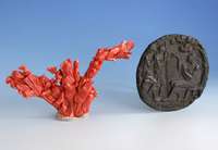 Skulptur, Koralle, China, 80er Jahre, vollplastisch, schÖnes tiefes Fleischrot mit grauen Flecken, Darst: Guan-Yin mit weiteren GlÜcksbringern, ...
