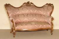 Sofa, sÜddeutsch, um 1835/45, Rahmen Nußbaum massiv, allseitig geschweift, Lehne doppelt bzw. 3-fach, z.T. mit Akanthusblattverzierung, in ...