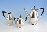 3-teiliges Kaffee/Teeservice, Silber, 70er Jahre, best. aus: Kanne, H ca. 21 cm, Sahnegießer und Zuckerdose, DeckelbekrÖnungen und Griffe Holz, ...