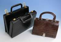 Braune Krokotasche mit integriertem Fach im Boden, 2 Tragegriffe, Monturen Metall, Inneneinrichtung, Boden ausklappbar, ohne SchlÜssel, ca. 24.5 ...
