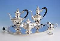 5-teiliges Kaffee- und Teeservice, Silber gepr., wohl Österreich um 1960/70, nach dem Vorbild von 1900, Akanthusband- verzierung, best. aus: 2 ...