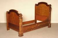 2 Ehebetten, deutsch, um 1870/80, GrÜnderzeit, Korpus Weichholz/Hartholz, Mahagoni- bzw. Nußbaumfurnier gespiegelt verlegt, aufgelegte Leisten, ...