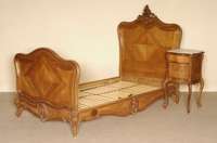 2 freistehende Betten mit Nachttischen, Frankreich/wohl Nancy, um 1895/1900, Nußbaum bzw. Eiche massiv, Wurzelnußfurnier gespiegelt verlegt, ...