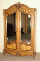 Prunkkleiderschrank, Frankreich/wohl Nancy, um 1895/1900, Korpus Eiche massiv, Nußbaum- bzw. Wurzelnußfurnier gespiegelt verlegt, komplett auf ...