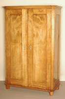 Schrank, um 1850/60, Kirschholz massiv, zweitÜrig, allseitig auf Rahmen gearbeitet, Schloß, BeschlÄge und SchlÜssel original, original ...