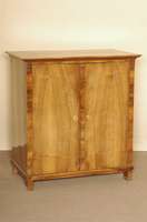 2-tÜriger Schrank, wohl MÜnzschrank, Österreich, um 1810/20, Korpus Weichholz, Nußbaumfurnier gespiegelt verlegt, Lisenen querfurniert, ...
