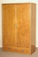 2-tÜriger Schrank, Österreich, um 1900/05, im strengen Wiener Sezessionsstil, Jugendstil, Korpus Eiche und Mahagoni, Bergahornwurzelfurnier ...