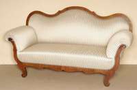 Sofa, sÜddeutsch, um 1835/45, Korpus Weichholz, Wurzelnußfurnier gespiegelt verlegt , sparsam aufgelegte Schnitzereien aus dem Vollholz, diese ...
