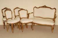 Salongruppe, wohl Frankreich, um 1890, Barockstil, bestehend aus Sofa und 4 StÜhlen, Rahmen Nußbaum massiv, allseitig geschweift und gerieft, ...