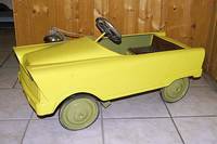 Tretauto, 40/50er J., Blech, gelb lackiert, ca.44x87cm, mit Glocke, l. Alterssp., l.rest.