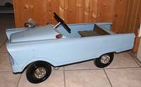 Tretauto, 40/50er J., Blech, hellblau lackiert, ca.44x87cm, mit Glocke, l. Alterssp. , l.rest.