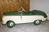 Tretauto, 40/50er J., Blech, weiss-grÜn lackiert, mit Amaturenbrett, ca.58x140cm, Alterssp., l.rest., sehr ausgefallenes Modell