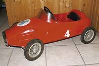 Tretauto, 40/50er J., Blech rot lackiert, Rennwagen, mit Maserati-Emblem, ca.42x101cm, l .rest., l.Alterssp.