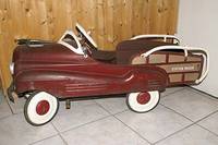 Tretauto, 30er J., Blech rot u. beigefarben lackiert, bez. Station Wagon, l. korrodiert, Alterssch., Lenkung besch., ca.54x116cm