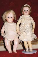 Porzellankopfpuppe, Heubach, um 1914, 8420 4/0, blaue Schalfaugen, MassebabykÖrper, ein kl. Finger fehlt, hellblondes Mohairhaar, H.ca .22cm, ...