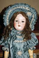Grosse Porzellankopfpuppe, Armand Marseille, A.M., um 1900, blaue Schlafaugen mit Wimpern, offener Mund, vier ZÄhne oben, MassekÖrper, ...