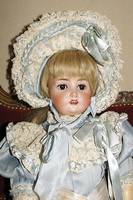 Grosse Porzellankopfpuppe, deutsch, um 1910, wohl Kestner, Nr.182 68, braune Schlafaugen, hellblonde EchthaarperÜcke, offener Mund, vier ZÄhne ...