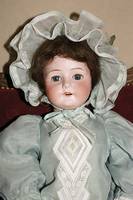Grosse Porzellankopfpuppe, 6 1/2, Kestner, um 1910, blaue Schlafaugen, brÜnette EchthaarperÜcke, offener Mund fÜnf ZÄhnchen oben, Kleidung aus ...
