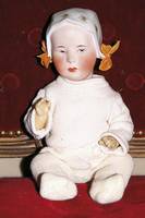 Porzellankopfpuppe, Heubach?, 1977, Nr.6, um 1912, DEP, Kurbelkopf mit an modellierter Porzellanhaube, diese gelocht fÜr Schleifchen, ...