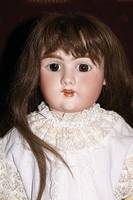 Grosse Porzellankopfpuppe, SFBJ Paris, um 1900 , 23, Rotes Kreuz, auf dem KÖrper 14, braune EchthaarperÜcke, braune Glasaugen, offener Mund, vier ...