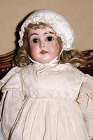Porzellankopfpuppe, Emile Jumeau, um 1875, blonde EchthaarperÜcke, braune Schlafaugen, offener Mund, vier ZÄhnchen oben, gestopfter ...