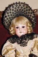 Porzellankopfpuppe, Armand Marseille, um 1910 , 370, hellblonde EchthaarperÜcke, braune Schlafaugen, Mund offen, vier ZÄhne oben, Brustplatte, ...