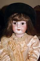Grosse Porzellankopfpupe, Armand Marseille, um 1900, AM 14 DEP, braune EchthaarperÜcke, Wimpern, braune Glasaugen, offener Mund, vier ZÄhnchen ...