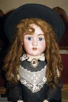 Grosse Porzellankopfpuppe, Heinrich Handwerck, um 1900, 16 99 DEP Germany 7, braune EchthaarperÜcke, blaue Schlafaugen, offener Mund, vier ZÄhne ...