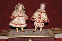 Puppenautomat, wohl Gottlieb Zinner, um 1900, Holzschatulle mit zwei Porzellankopf- Puppen, Spieluhr mit Kurbelbetrieb, PuppenpÄrchen dreht sich ...