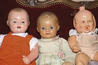 Sog. Dreigesichterpuppe, um 1920, Massekopf mit StoffkÖrper, Kopf kann gedreht werden, dadurch ein lachendes, schlafendes u. ein weinendes ...