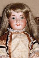 Porzellankopfpuppe, Armand Marseille, 390, um 1910, blonde PerÜcke, grÜne feste Glasaugen, offen geschlossener Mund mit vier ZÄhnchen oben, ...